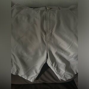 Men’s beige cargo shorts